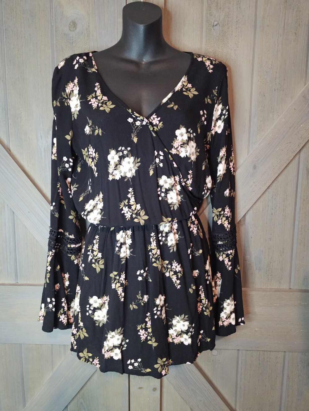 Hollister Black Floral Print Long Sleeve Romper sz Medium